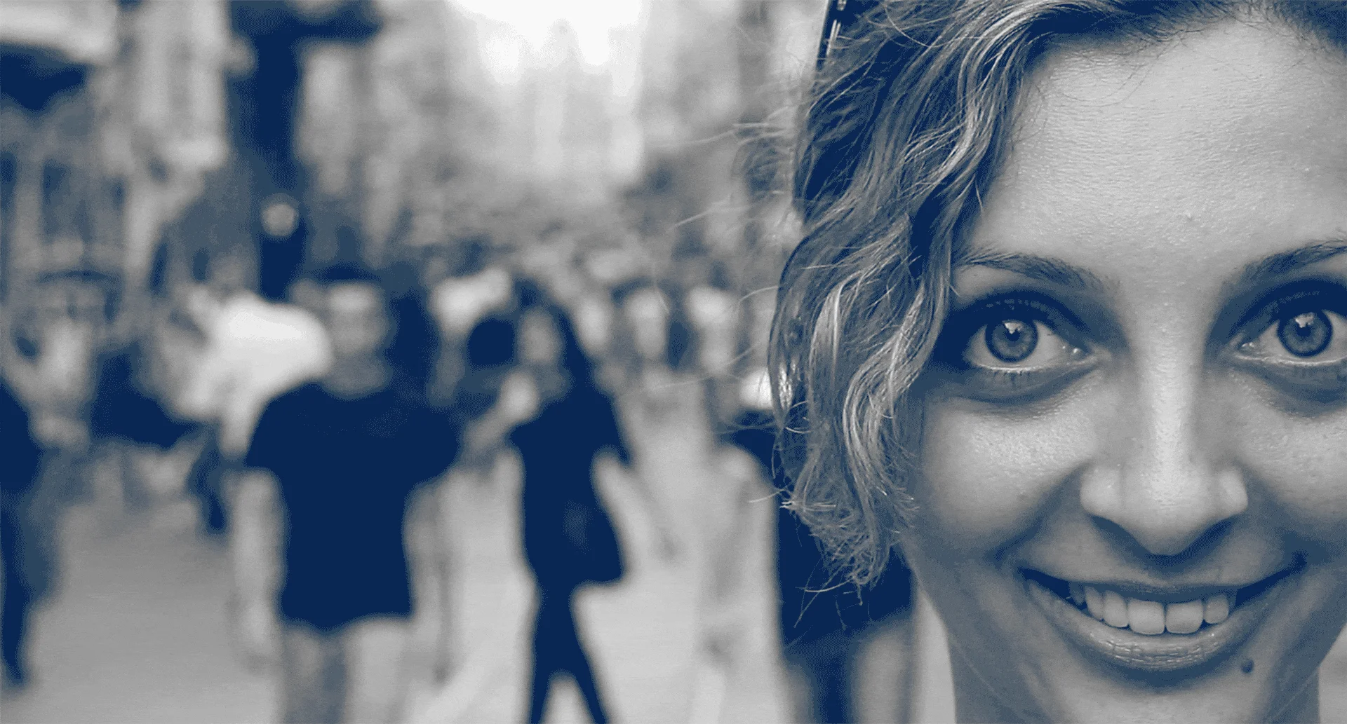 donna che osserva, sguardo magnetico